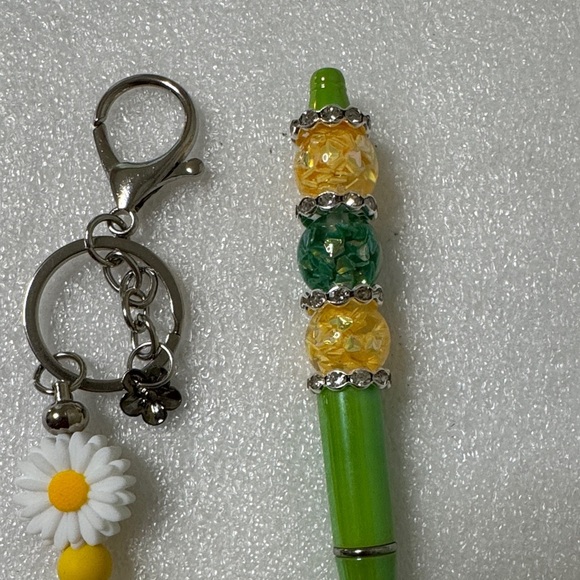 🌼 Daisy Charm Keychain & Beaded Pen Set – 4 Refills Included! - Picture 5 of 7